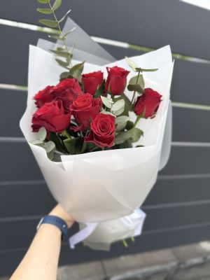 Букет красных роз с эвкалиптом - доставка цветов Минск